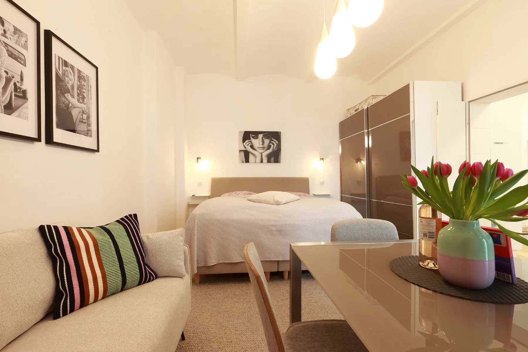 Wohn- und Schlafbereich des P42 Apartments im Kollwitzkiez mit Sofa, Esstisch, Bett & Schrank