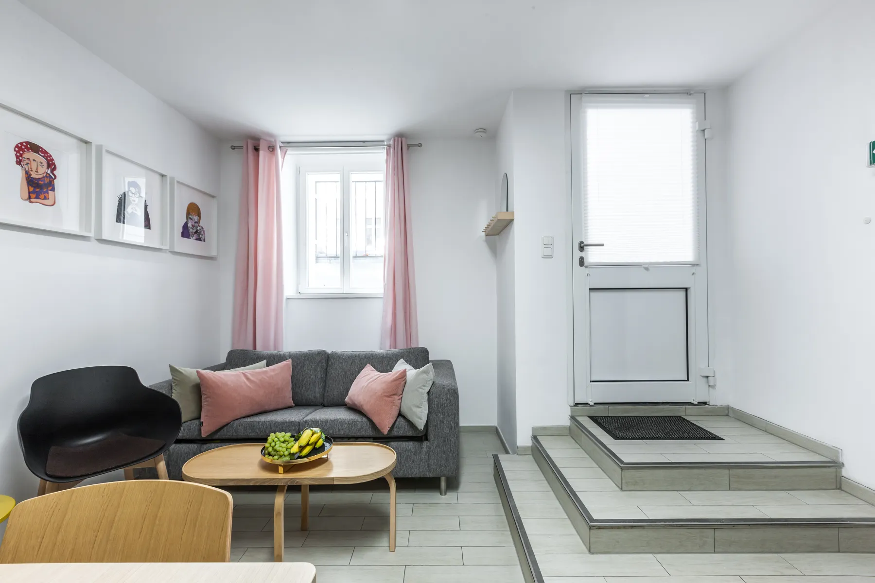 Wohnbereich des S31 Front Apartments in der Bergmannstraße mit Sofa, Sessel und Eingangsbereich