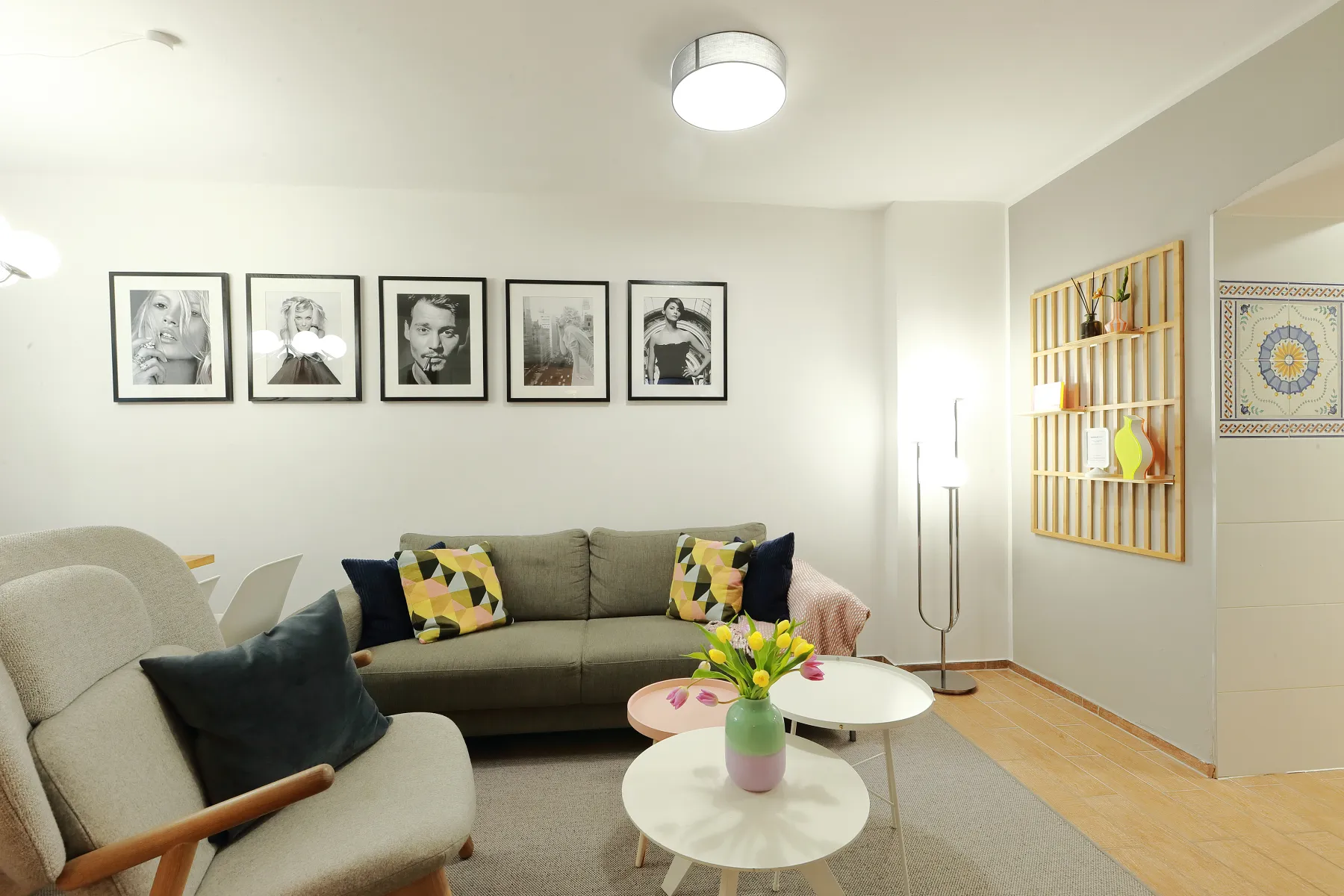 Wohnbereich des S38 Apartments in Kreuzberg mit Sofa, Sessel und dekorativer Bilderwand